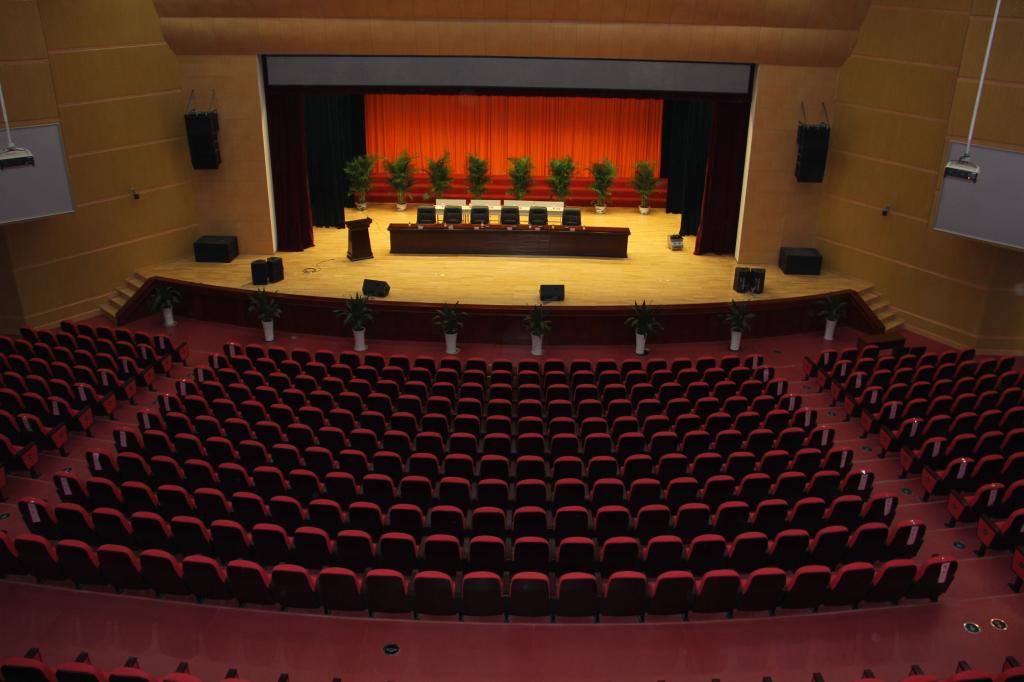 坐在这儿欣赏芭蕾、交响乐、歌剧,就赶脚是在演播室、在音乐厅、在电影院...(反正不是在学校,嘻嘻~~)