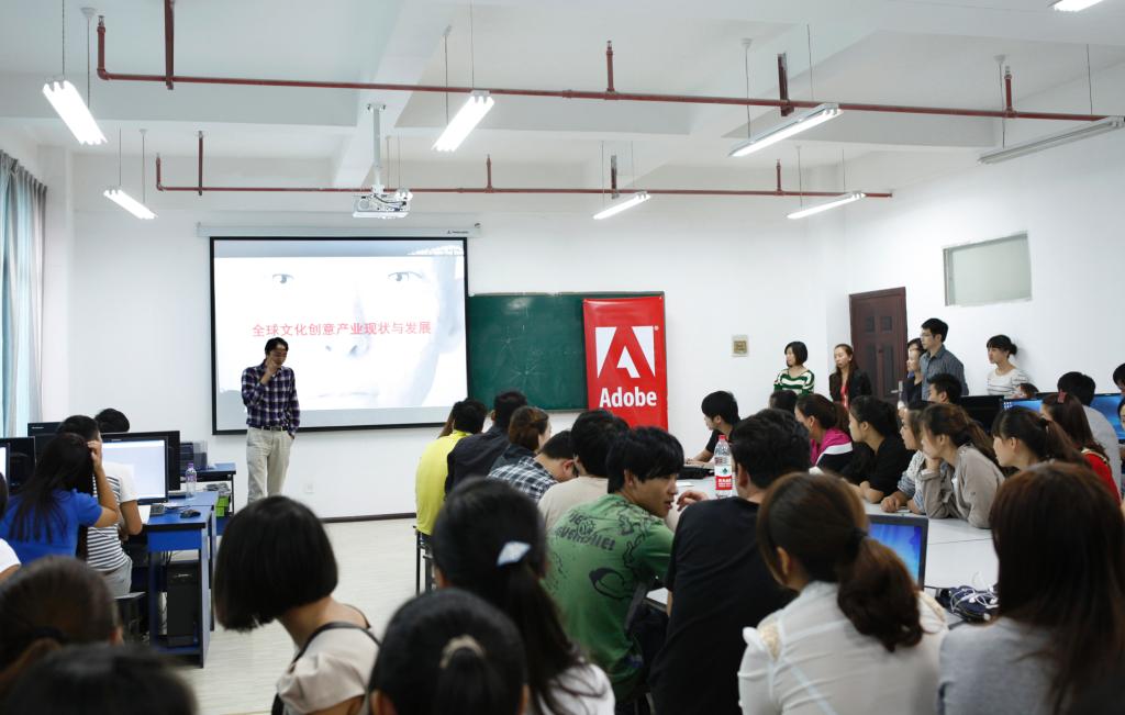 哎,图片君,是不是上错图哦?讲座不都该老师人五人六的站着、学生中规中矩的坐着嚒?~