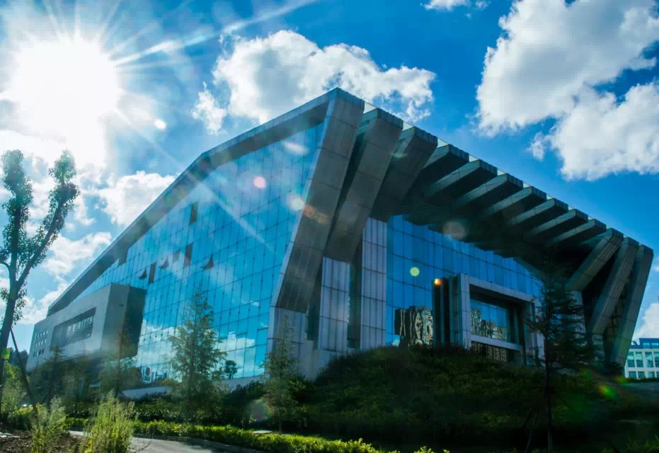 会堂正面更显大气,但小编偏爱这张:蓝天、建筑、绿地融为一体,神马叫“和谐”,这就4!