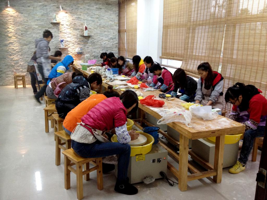 没错!我们是在玩儿泥巴!呃~~也可以理解为在上陶艺课~~~